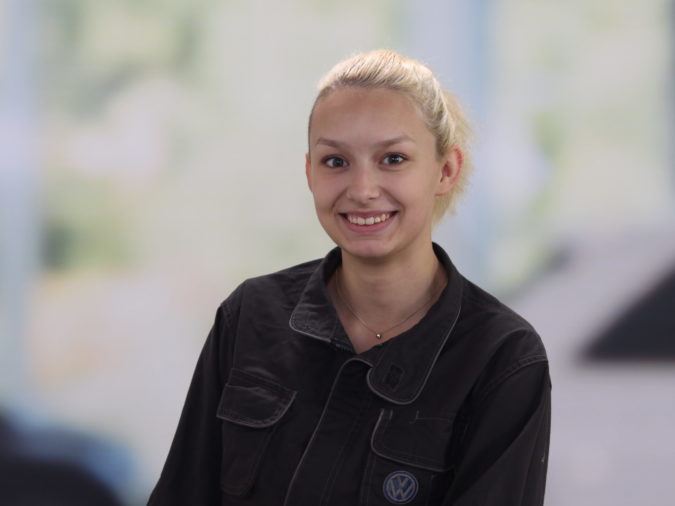 Annika Fahnroth Auszubildende KFZ Mechatronikerin info@autohaus-cham.de 09971-89010