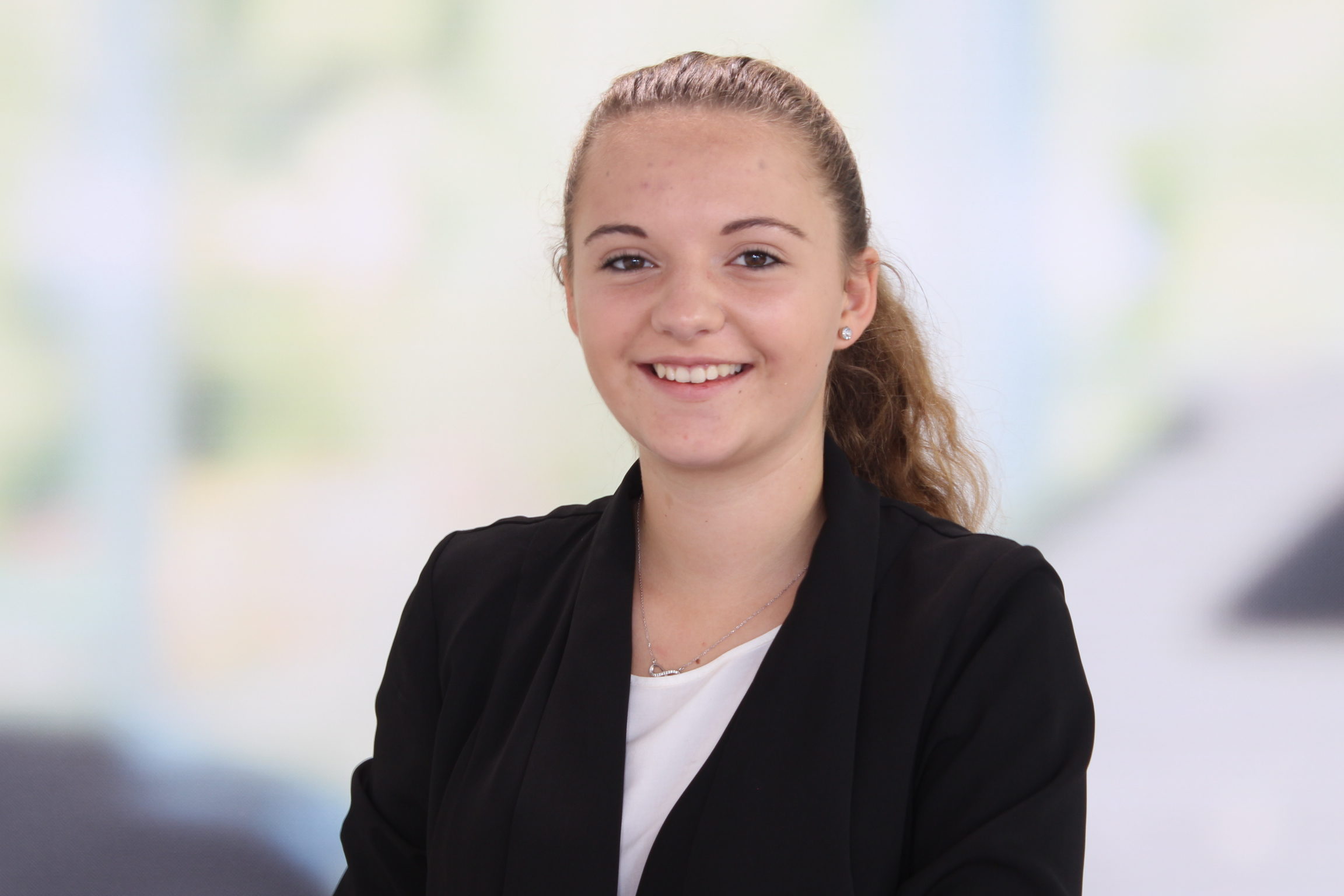 Jennifer Fot Auszubildende Automobilkauffrau info@autohaus-cham.de 09971-89010