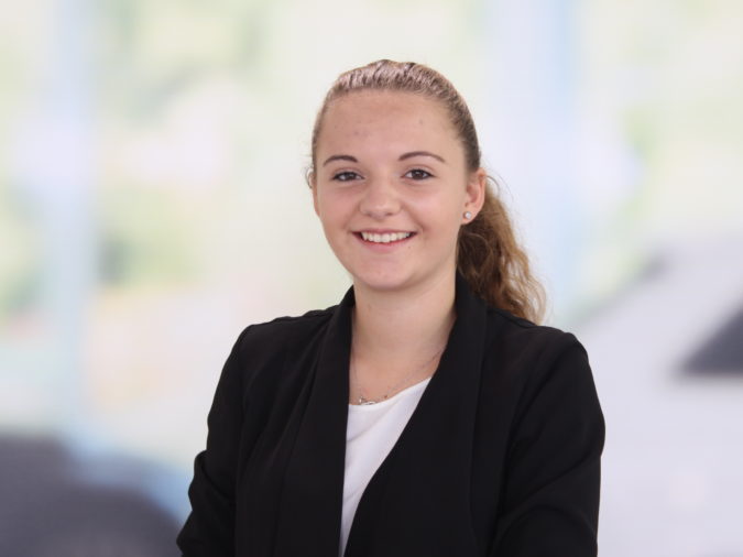 Jennifer Fot Auszubildende Automobilkauffrau info@autohaus-cham.de 09971-89010