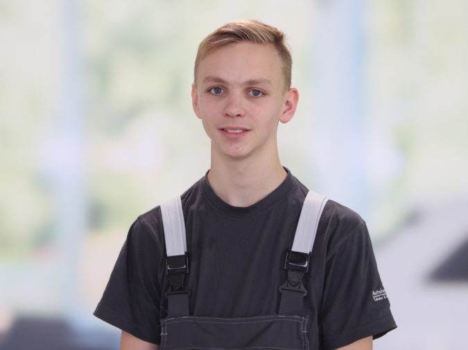 Jeremy Zrebiec Auszubildender KFZ Mechatroniker info@autohaus-cham.de 09971-89010